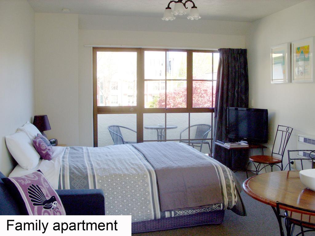 כרייסטצ'רץ' Tudor Court Motel מראה חיצוני תמונה