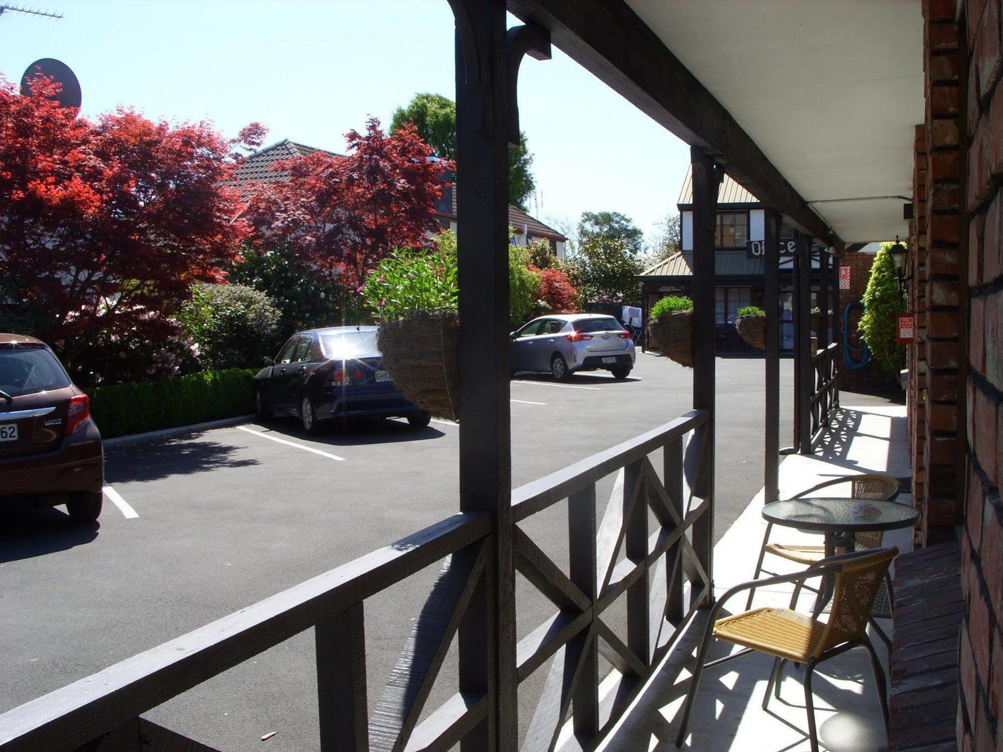כרייסטצ'רץ' Tudor Court Motel מראה חיצוני תמונה