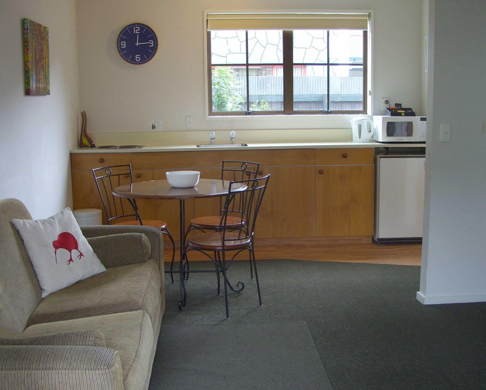 כרייסטצ'רץ' Tudor Court Motel מראה חיצוני תמונה