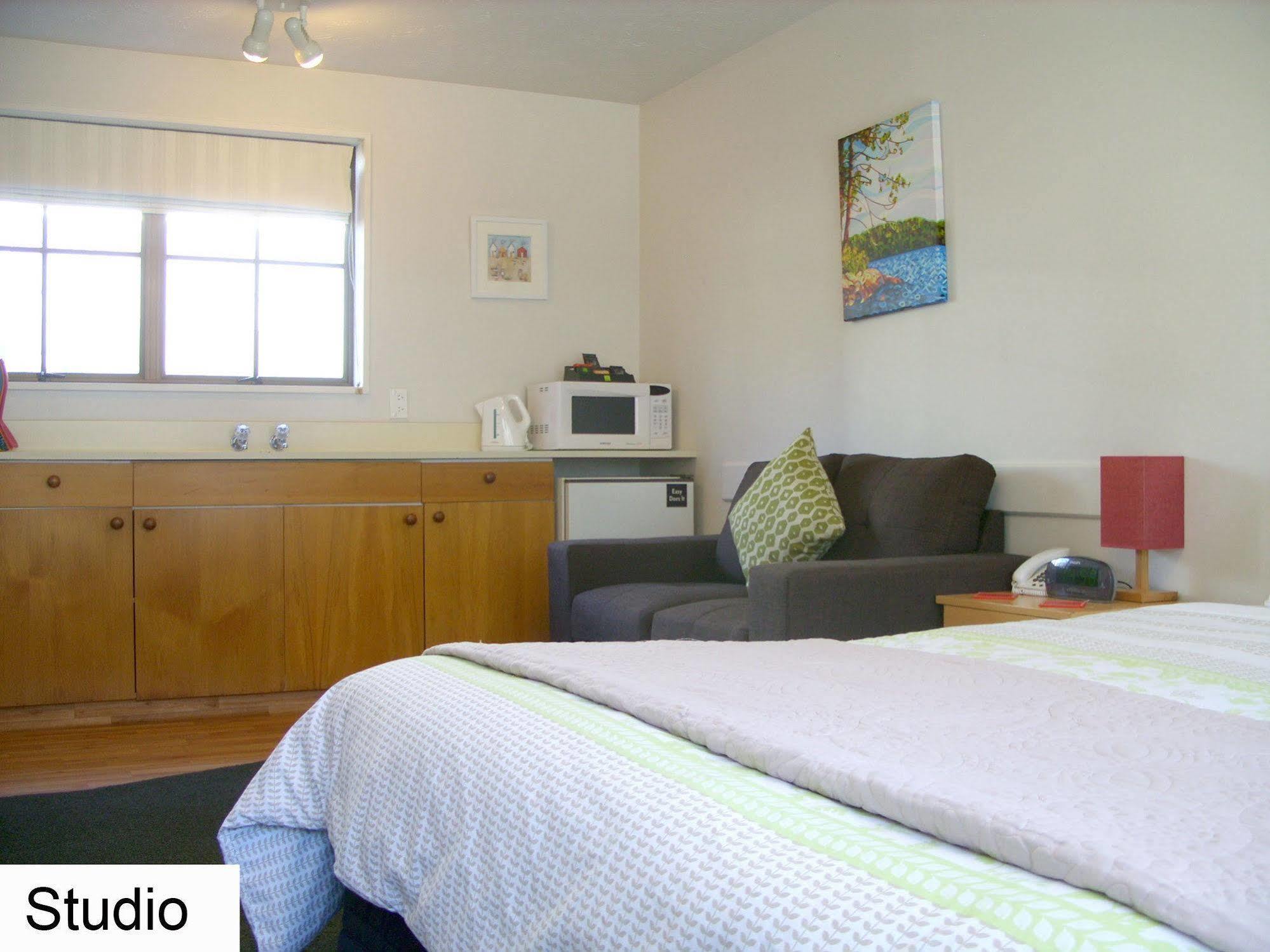 כרייסטצ'רץ' Tudor Court Motel מראה חיצוני תמונה