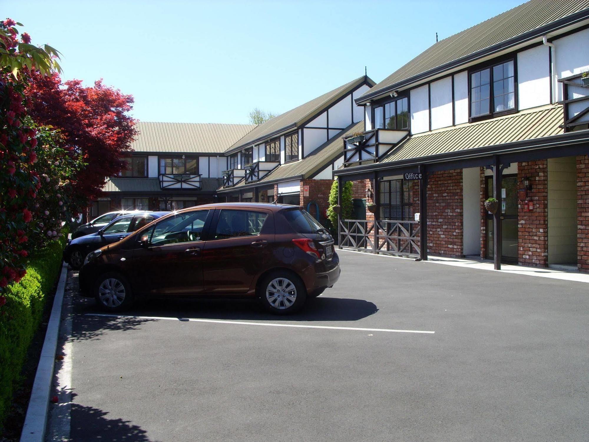 כרייסטצ'רץ' Tudor Court Motel מראה חיצוני תמונה